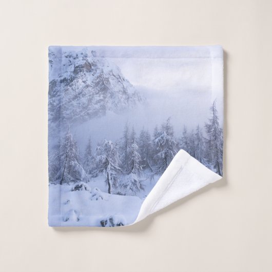 Winterwunderland, Nebel, Fichtenwald und Berge Badhandtuch Set (Waschlappen)