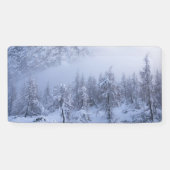 Winterwunderland, Nebel, Fichtenwald und Berge Banner (Horizontal)