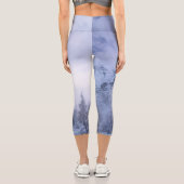 Winterwunderland, Nebel, Fichtenwald und Berge Capri Leggings (Rückseite)