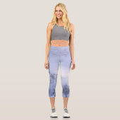 Winterwunderland, Nebel, Fichtenwald und Berge Capri Leggings (Vorderseite)