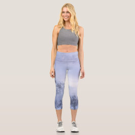 Winterwunderland, Nebel, Fichtenwald und Berge Capri Leggings
