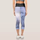 Winterwunderland, Nebel, Fichtenwald und Berge Capri Leggings (Rückseite)