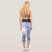Winterwunderland, Nebel, Fichtenwald und Berge Capri Leggings (Rückseite)