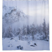 Winterwunderland, Nebel, Fichtenwald und Berge Duschvorhang (Vorderseite)