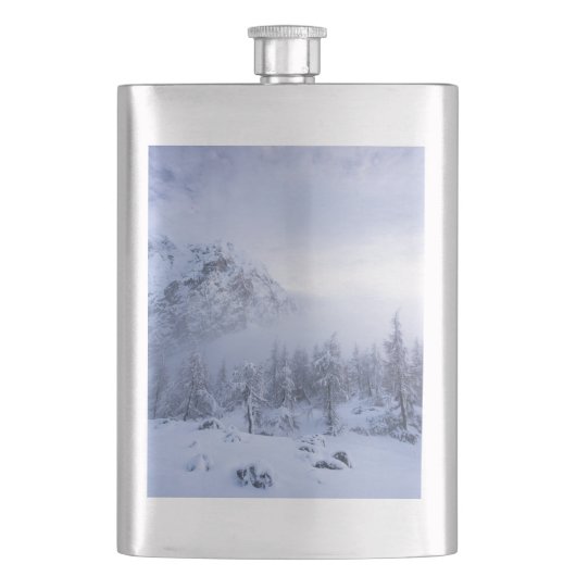 Winterwunderland, Nebel, Fichtenwald und Berge Flachmann (Vorderseite)