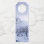 Winterwunderland, Nebel, Fichtenwald und Berge Flaschenanhänger (Vorderseite)
