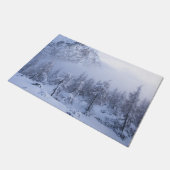 Winterwunderland, Nebel, Fichtenwald und Berge Fußmatte (Schrägansicht)