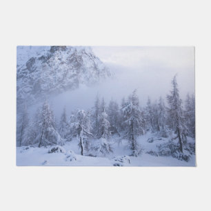 Winterwunderland, Nebel, Fichtenwald und Berge Fußmatte