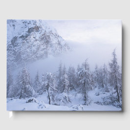 Winterwunderland, Nebel, Fichtenwald und Berge Gästebuch