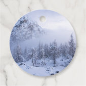 Winterwunderland, Nebel, Fichtenwald und Berge Geschenkanhänger (Vorderseite)