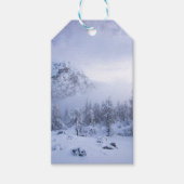 Winterwunderland, Nebel, Fichtenwald und Berge Geschenkanhänger (Vorderseite)