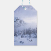 Winterwunderland, Nebel, Fichtenwald und Berge Geschenkanhänger (Rückseite)