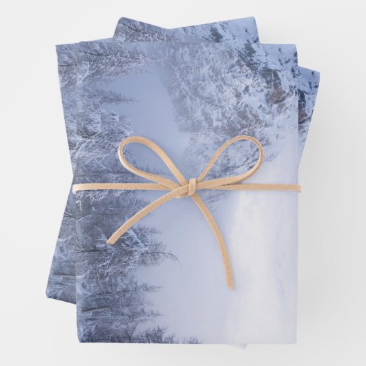 Winterwunderland, Nebel, Fichtenwald und Berge Geschenkpapier Set (Beispiel)