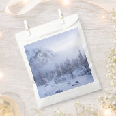 Winterwunderland, Nebel, Fichtenwald und Berge Geschenktütchen (Ausgeschnitten)