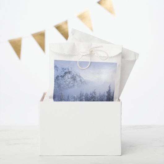 Winterwunderland, Nebel, Fichtenwald und Berge Geschenktütchen (Party)