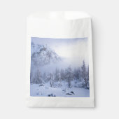 Winterwunderland, Nebel, Fichtenwald und Berge Geschenktütchen (Vorderseite)