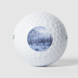 Winterwunderland, Nebel, Fichtenwald und Berge Golfball