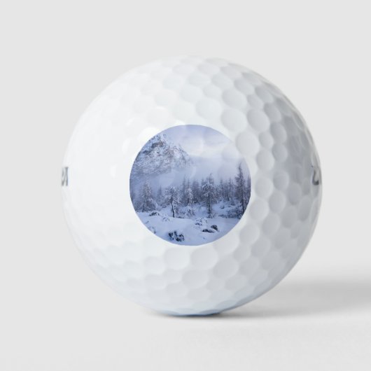 Winterwunderland, Nebel, Fichtenwald und Berge Golfball (Vorderseite)