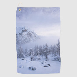 Winterwunderland, Nebel, Fichtenwald und Berge Golfhandtuch