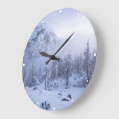 Winterwunderland, Nebel, Fichtenwald und Berge Große Wanduhr (Winkel)