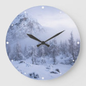 Winterwunderland, Nebel, Fichtenwald und Berge Große Wanduhr (Vorderseite)