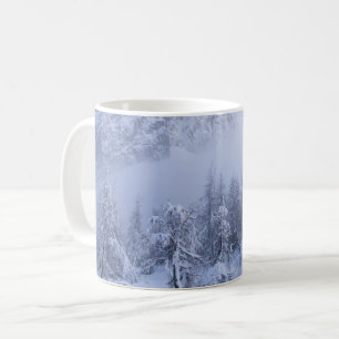 Winterwunderland, Nebel, Fichtenwald und Berge Kaffeetasse