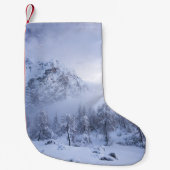 Winterwunderland, Nebel, Fichtenwald und Berge Kleiner Weihnachtsstrumpf (Vorderseite)