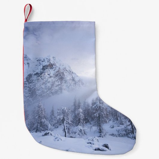 Winterwunderland, Nebel, Fichtenwald und Berge Kleiner Weihnachtsstrumpf (Vorderseite)