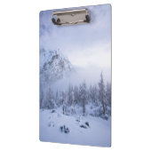 Winterwunderland, Nebel, Fichtenwald und Berge Klemmbrett (Links)