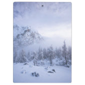 Winterwunderland, Nebel, Fichtenwald und Berge Klemmbrett (Rückseite)