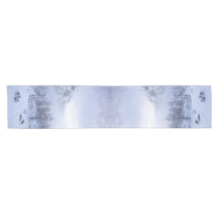 Winterwunderland, Nebel, Fichtenwald und Berge Kurzer Tischläufer