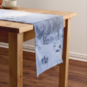 Winterwunderland, Nebel, Fichtenwald und Berge Kurzer Tischläufer (Beispiel)