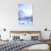 Winterwunderland, Nebel, Fichtenwald und Berge Leinwanddruck (Insitu (Schlafzimmer))