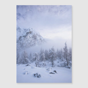 Winterwunderland, Nebel, Fichtenwald und Berge Magnetkarte