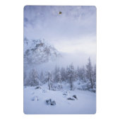 Winterwunderland, Nebel, Fichtenwald und Berge Mini Klemmbrett (Rückseite)