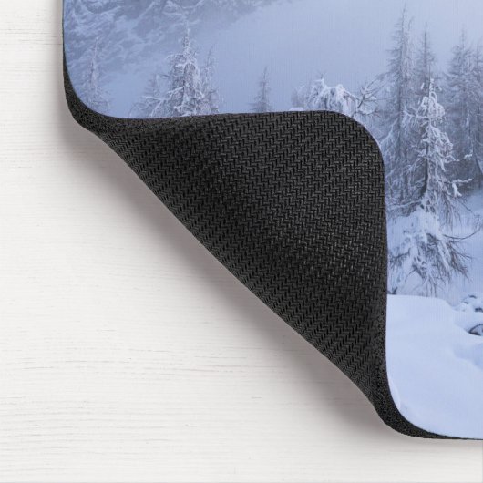 Winterwunderland, Nebel, Fichtenwald und Berge Mousepad (Ecke)