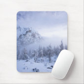 Winterwunderland, Nebel, Fichtenwald und Berge Mousepad (Mit Mouse)