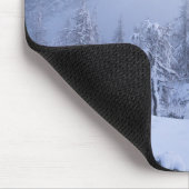 Winterwunderland, Nebel, Fichtenwald und Berge Mousepad (Ecke)