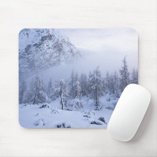 Winterwunderland, Nebel, Fichtenwald und Berge Mousepad (Mit Mouse)