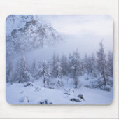 Winterwunderland, Nebel, Fichtenwald und Berge Mousepad (Vorne)