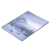 Winterwunderland, Nebel, Fichtenwald und Berge Notizblock (Linke Seite)