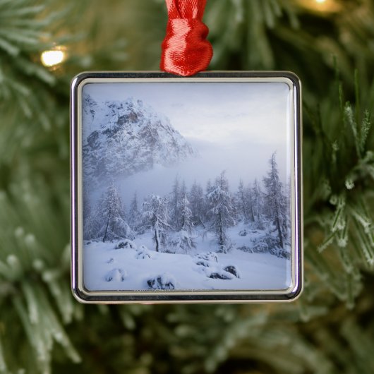 Winterwunderland, Nebel, Fichtenwald und Berge Ornament Aus Metall (Baum)