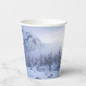 Winterwunderland, Nebel, Fichtenwald und Berge Pappbecher (Rückseite)