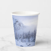 Winterwunderland, Nebel, Fichtenwald und Berge Pappbecher (Vorderseite)