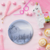 Winterwunderland, Nebel, Fichtenwald und Berge Pappteller (Party)