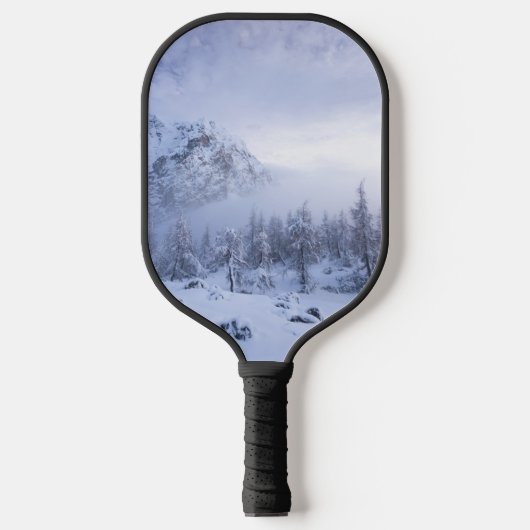 Winterwunderland, Nebel, Fichtenwald und Berge Pickleball Schläger (Vorderseite)
