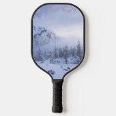 Winterwunderland, Nebel, Fichtenwald und Berge Pickleball Schläger (Rückseite)