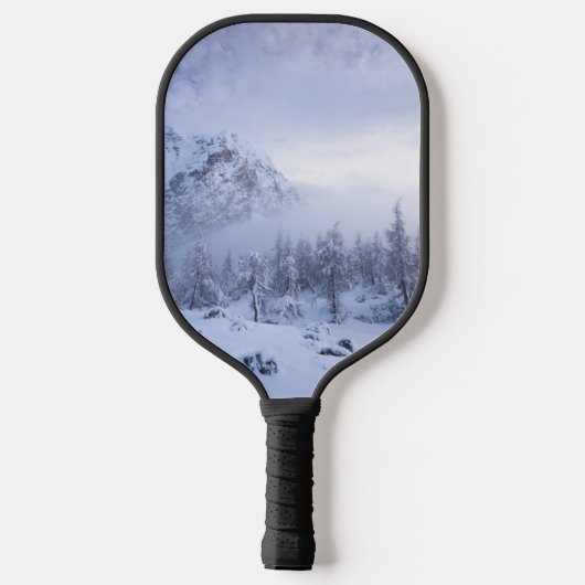 Winterwunderland, Nebel, Fichtenwald und Berge Pickleball Schläger (Rückseite)