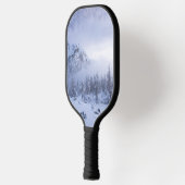 Winterwunderland, Nebel, Fichtenwald und Berge Pickleball Schläger (Links)
