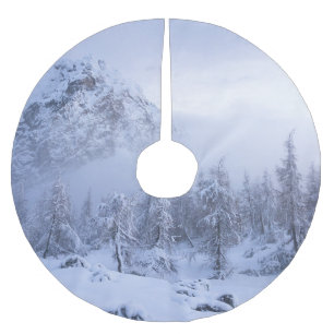 Winterwunderland, Nebel, Fichtenwald und Berge Polyester Weihnachtsbaumdecke